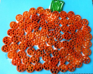 Source : http://www.momto2poshlildivas.com/2011/10/colored-glittered-pasta-pumpkins-for.html
